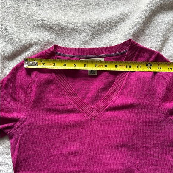 Banana Republic V-Neck Wool Sweater in Fuchsia- size XS - Picture 6 of 7